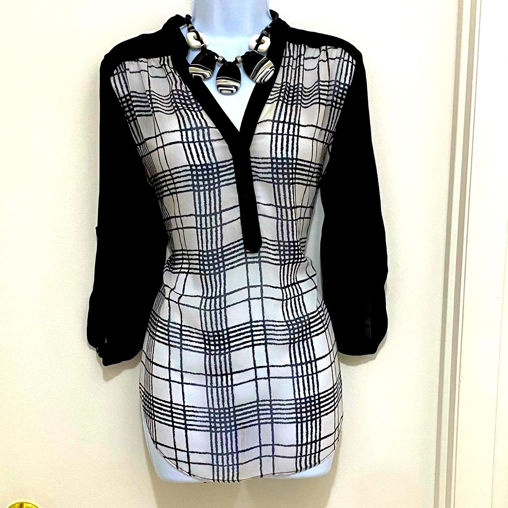 Maurices NWOT Sheer blouse M bell type sleeve with button loop 🖤🤍🖤